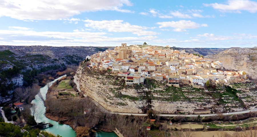 Jorquera sobre el meandro del río Júcar